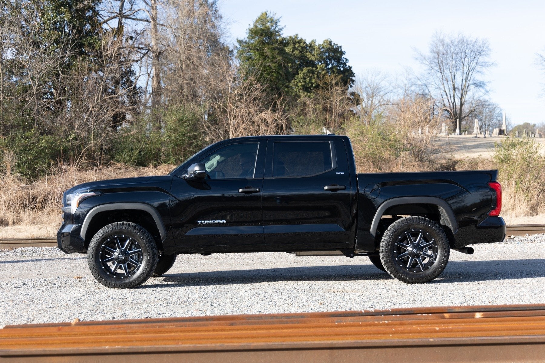 Rough Country 2" Leveling Kit Loaded Strut Toyota Tundra 4WD 2022 501148