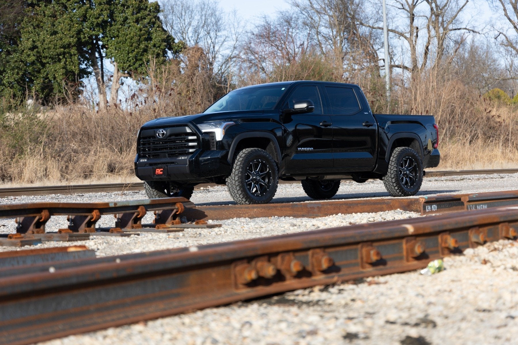 Rough Country 2" Leveling Kit Loaded Strut Toyota Tundra 4WD 2022 501148
