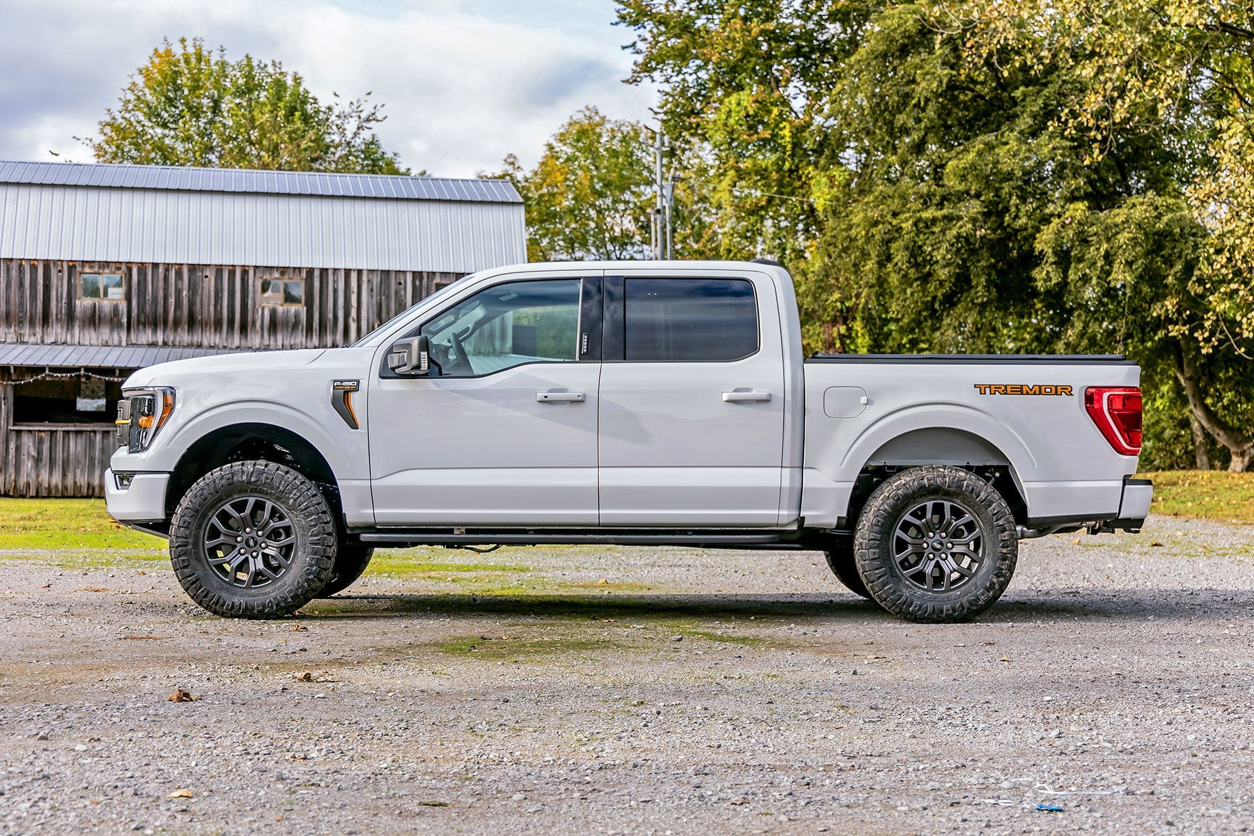 Rough Country 2.5" Lift Kit M1 Struts For Ford F-150 Tremor 4wd 2021-2022 510040