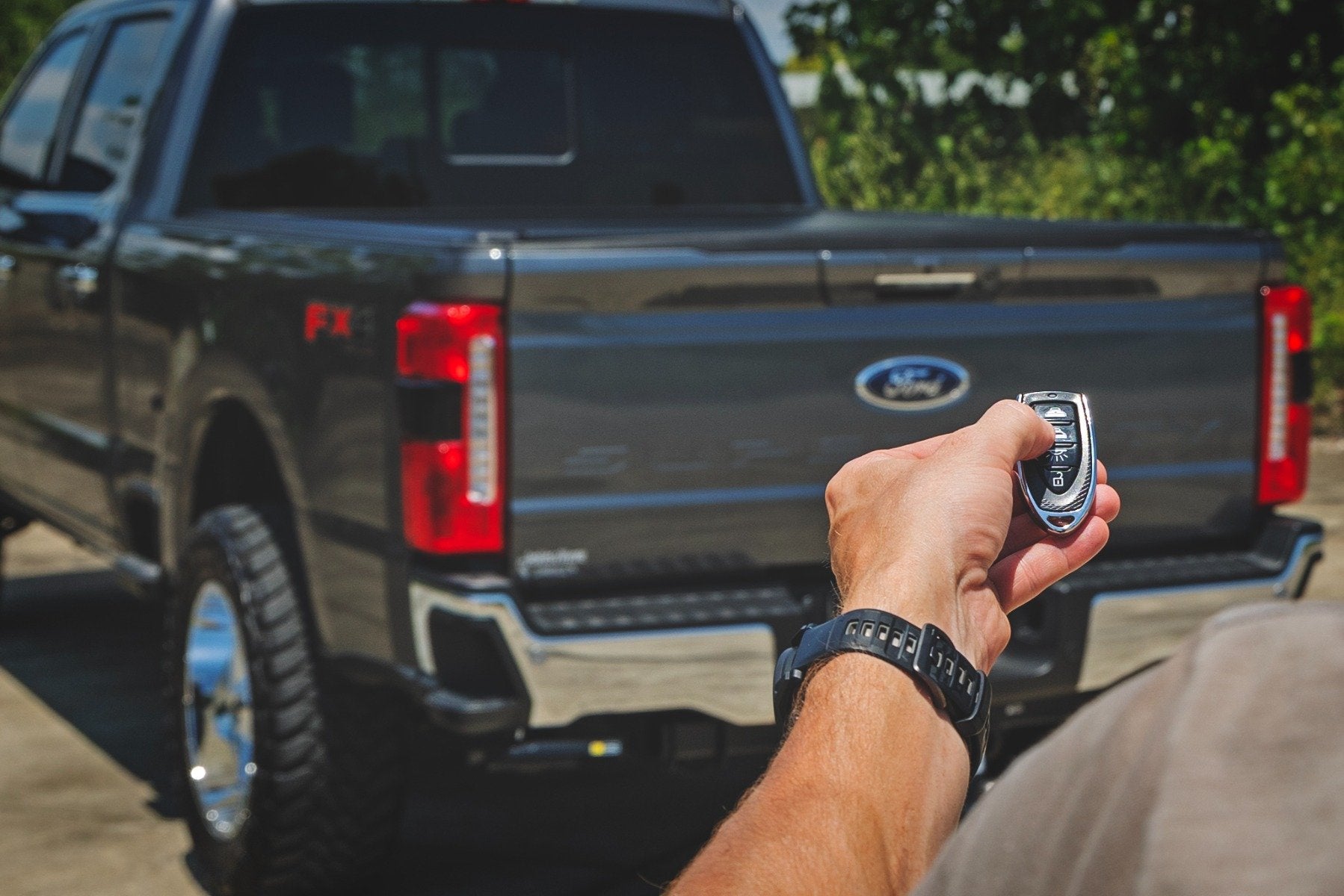 Rough Country Powered Bed Cover | 6'10" Bed | for Ford F-250/F-350 Super Duty 2WD/4WD (17-26)