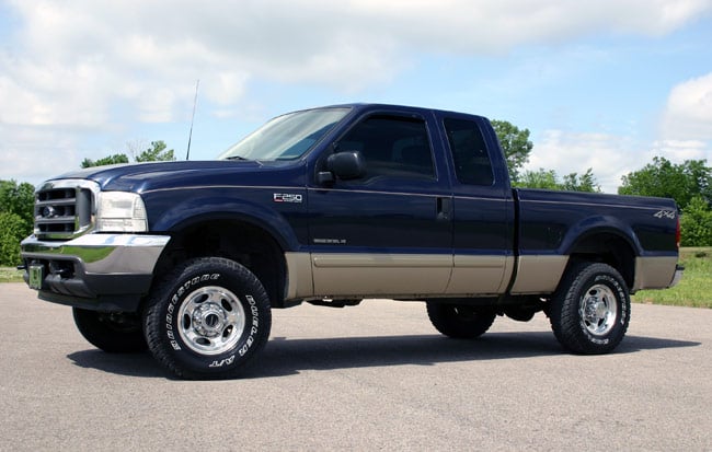 Rough Country 2.5"Ford Leveling Lift Kit w/ V2 Shocks 99-04 F-250/350 4WD 48970