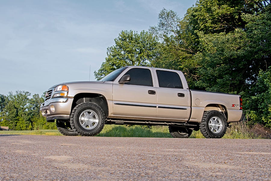 Rough Country 1.5-2.5in GM Leveling Lift Kit w/ V2 Shocks 99-06 1500 PU 4WD 28370