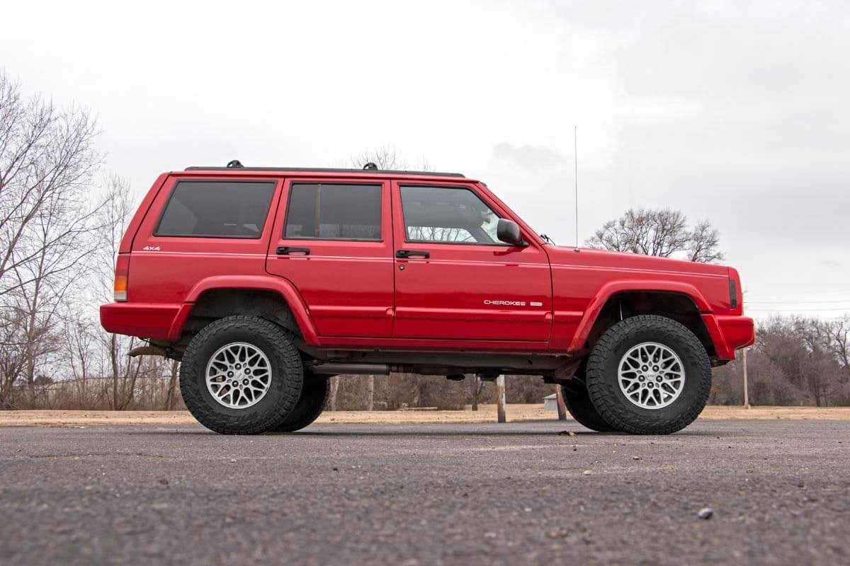 Rough Country 3in Series II Suspension Lift Kit V2 Shocks for 84-01 Cherokee XJ 670X70