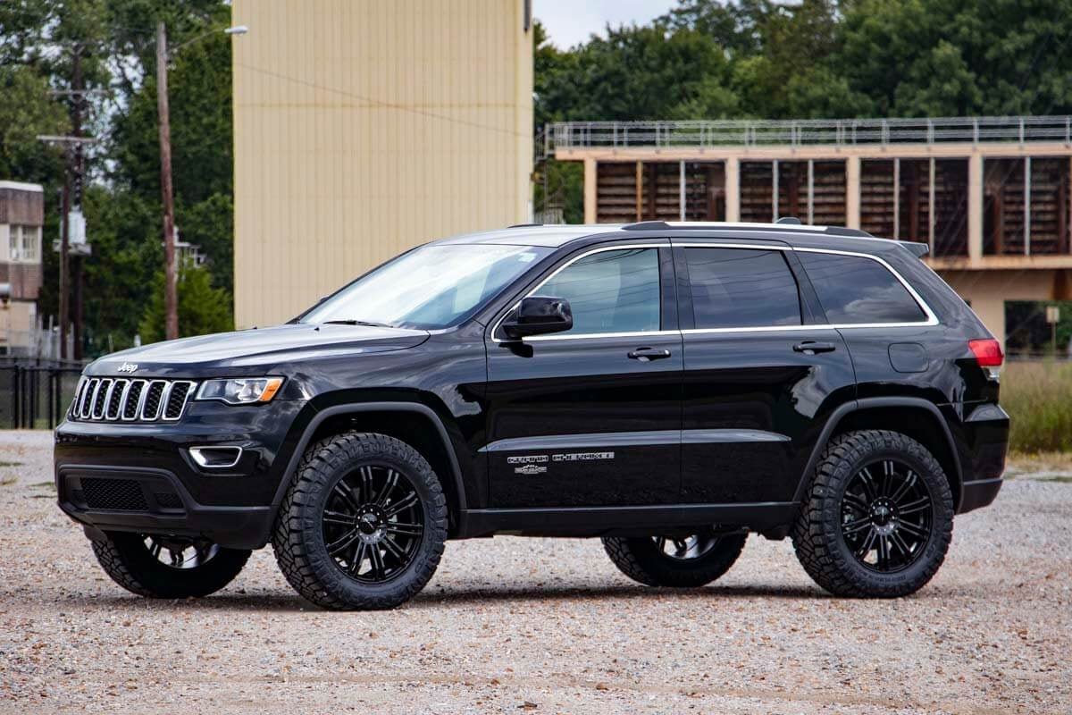 Rough Country 2.5in Lift Kit For Jeep Grand Cherokee WK2 11-22 60300