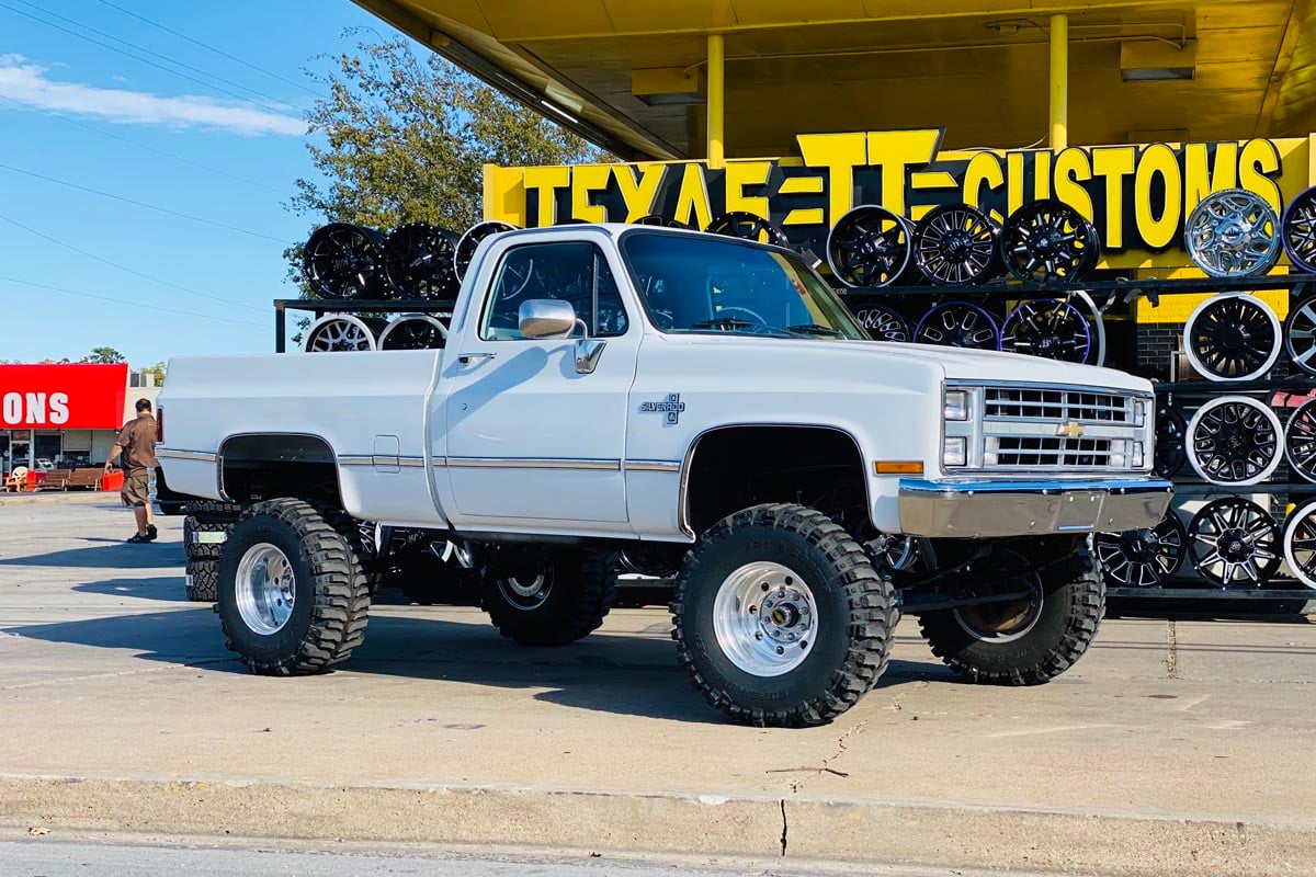 Rough Country 6in GM Suspension Lift Kit System 56in Rear Springs 21430