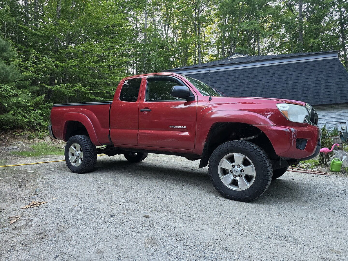 Rough Country 3.5" Lift w/N3 Struts & N3 Shocks For Toyota Tacoma 05-23 74231