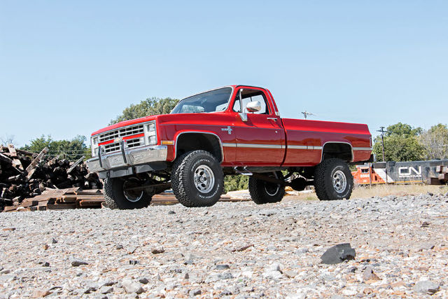 Rough Country 4in GM Suspension Lift Kit System 52in Rear Springs 19530