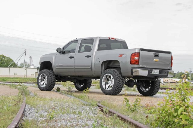 Rough Country 7.5 Inch Lift Kit M1 Struts/M1 Chevy/GMC 1500 07-13 4wd 26440