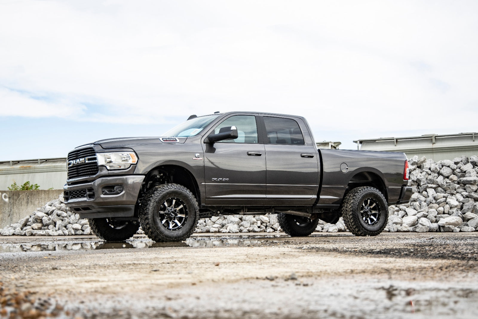Rough Country 2.5in Leveling Kit w/Shocks 14-23 Ram 2500/3500 4WD Coil Model 37735