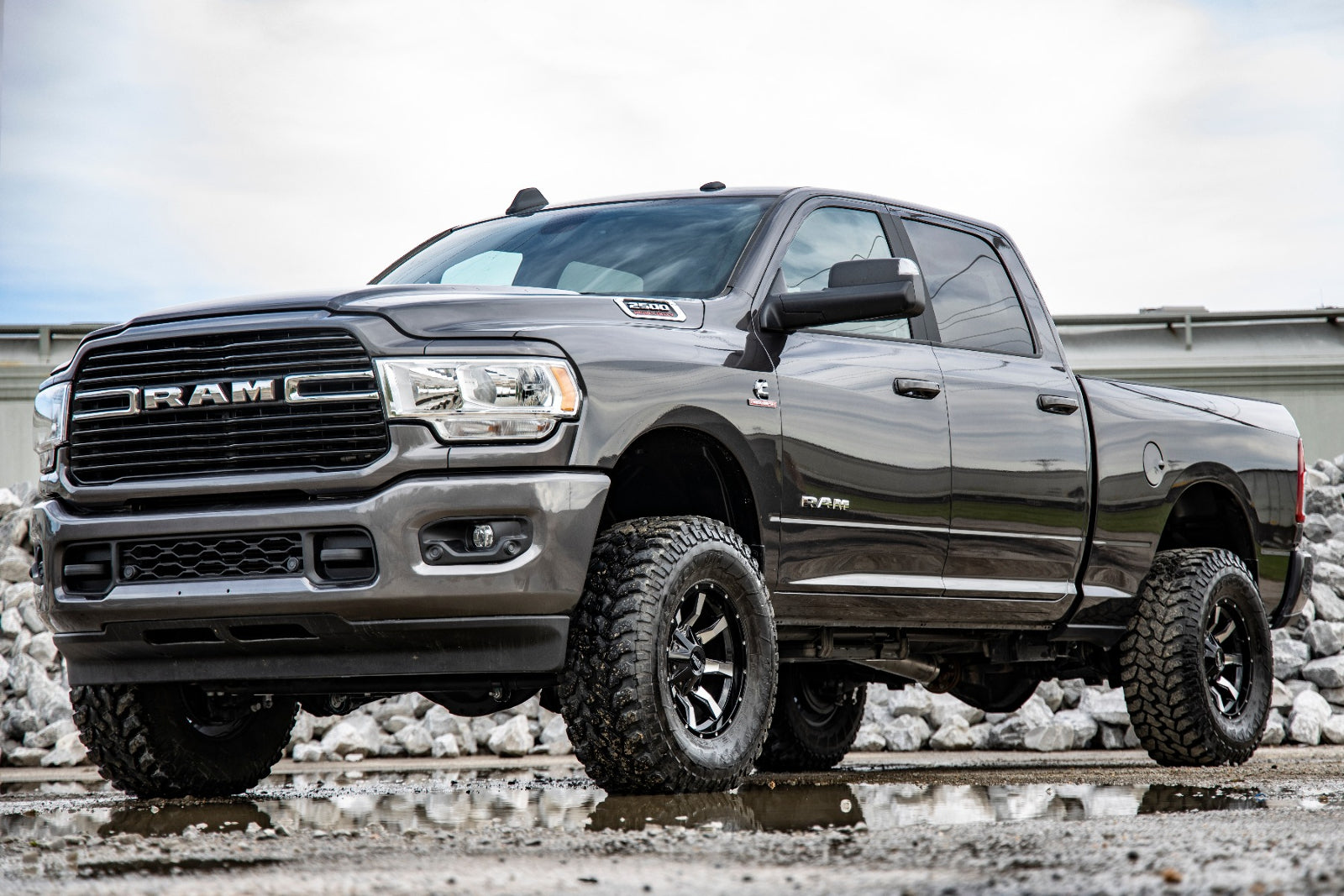 Rough Country 2.5in Leveling Kit w/Shocks 14-23 Ram 2500/3500 4WD Coil Model 37735