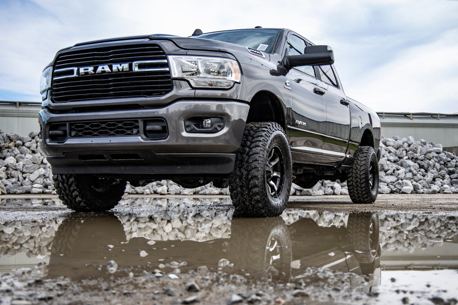 Rough Country 2.5in Leveling Kit w/ V2 Shocks RAM 14-23 2500 13-23 3500 4WD 37770