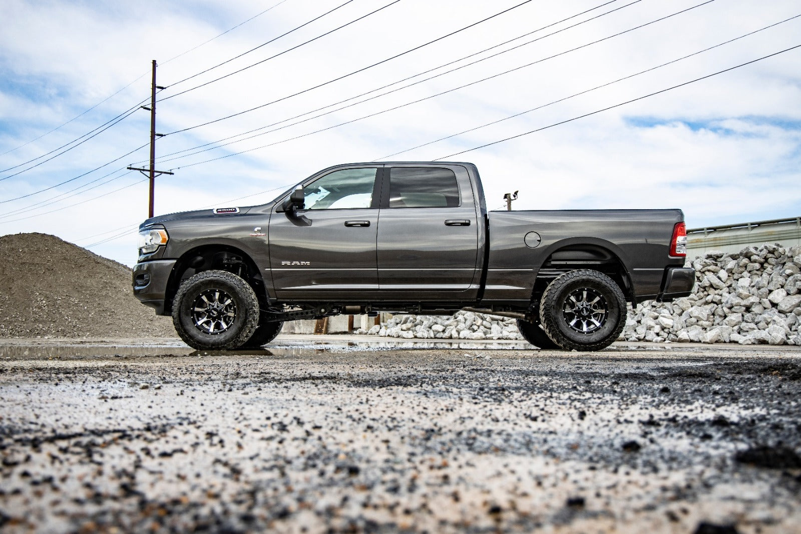 Rough Country 2.5in Leveling Kit w/ V2 Shocks RAM 14-23 2500 13-23 3500 4WD 37770