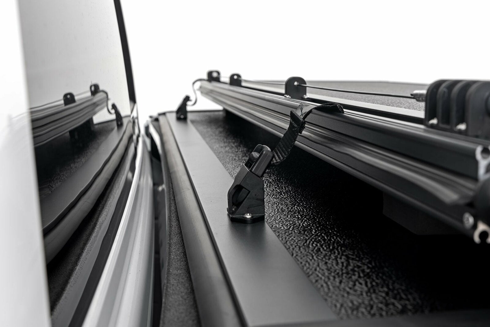 Hard Low Profile Cover 6'4" No Rambox Ram 1500 19-25/TRX 21-23