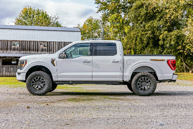 Rough Country 2.5" Lift Kit M1 Struts For Ford F-150 Tremor 4wd 2021-2022 510040