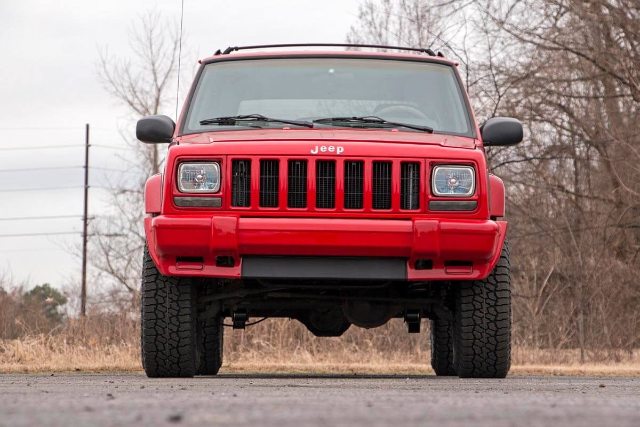 Rough Country 3in Series II Suspension Lift Kit V2 Shocks for 84-01 Cherokee XJ 630X70
