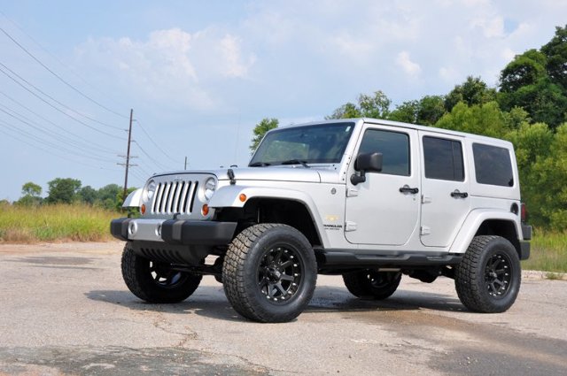 Rough Country 3.25in For Jeep Lift Kit w/V2 Shocks 07-18 Wrangler JK Unlimited 66970