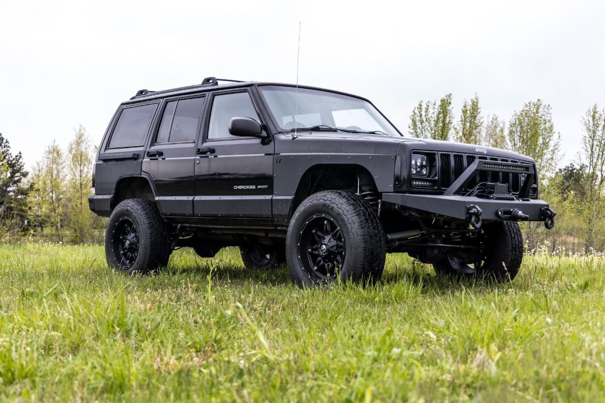 Rough Country 3in Suspension Lift Kit for 84-01 Cherokee XJ w/V2 Shocks 63070