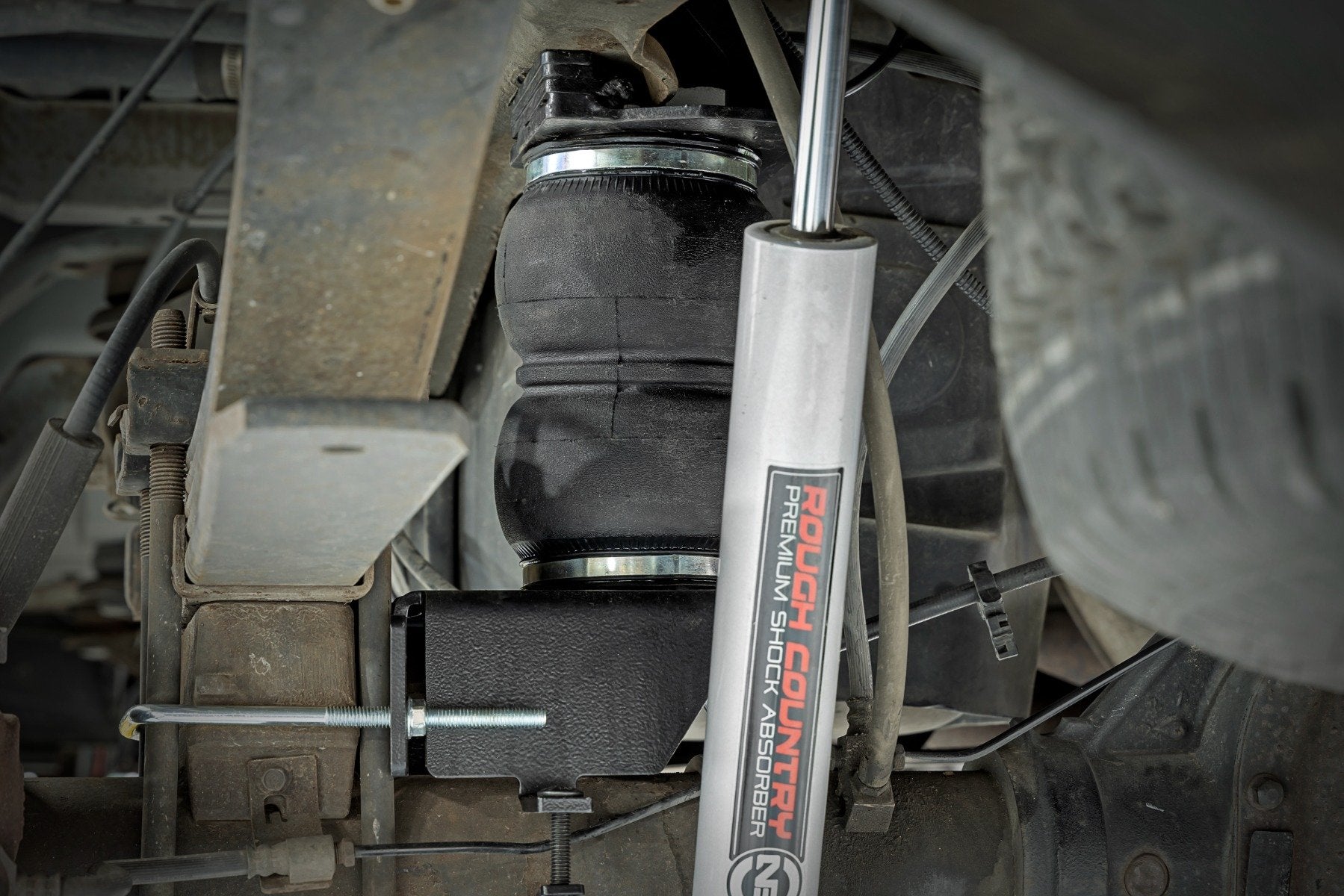 Rough Country Air Spring Kit for Ford Super Duty 4wd 2005-2016 10023