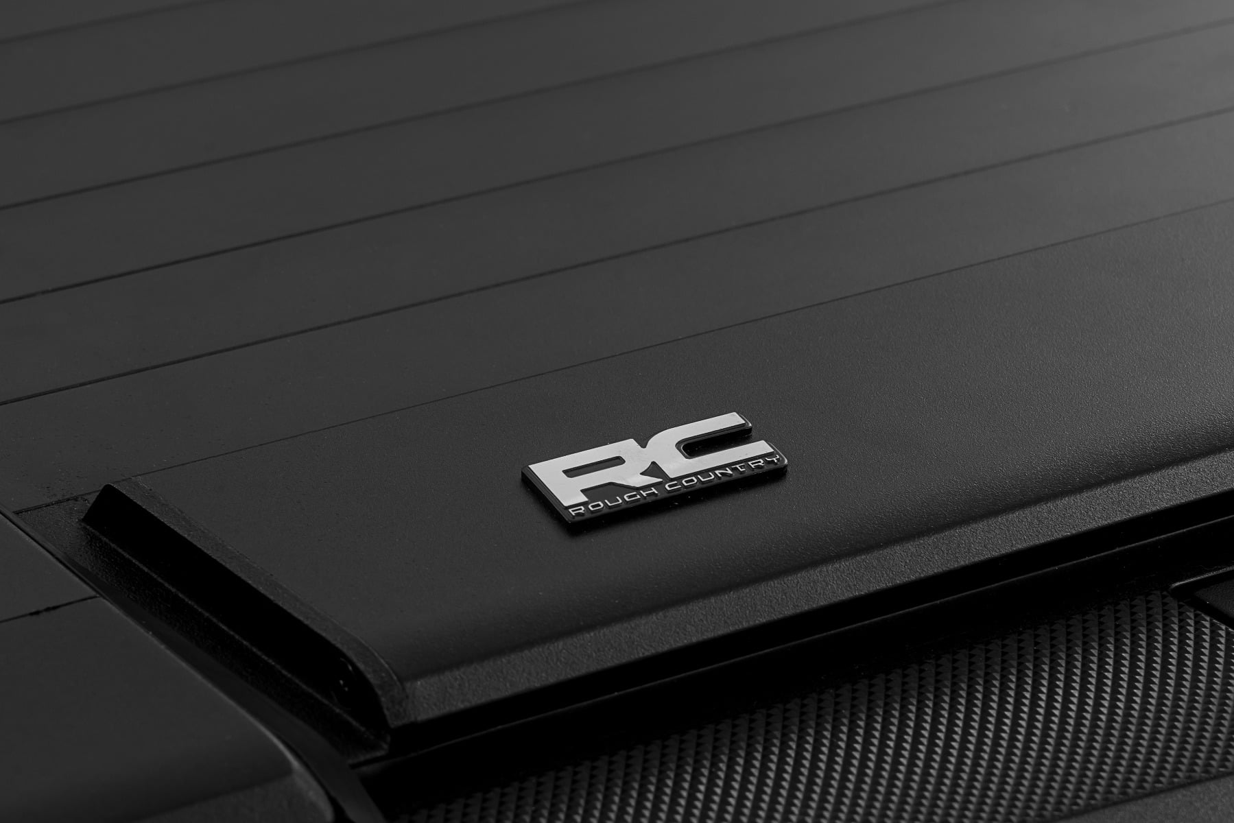 Rough Country Manual Retractable Bed Cover | 5'9" Bed | Chevy/GMC 1500 14-18 53214550