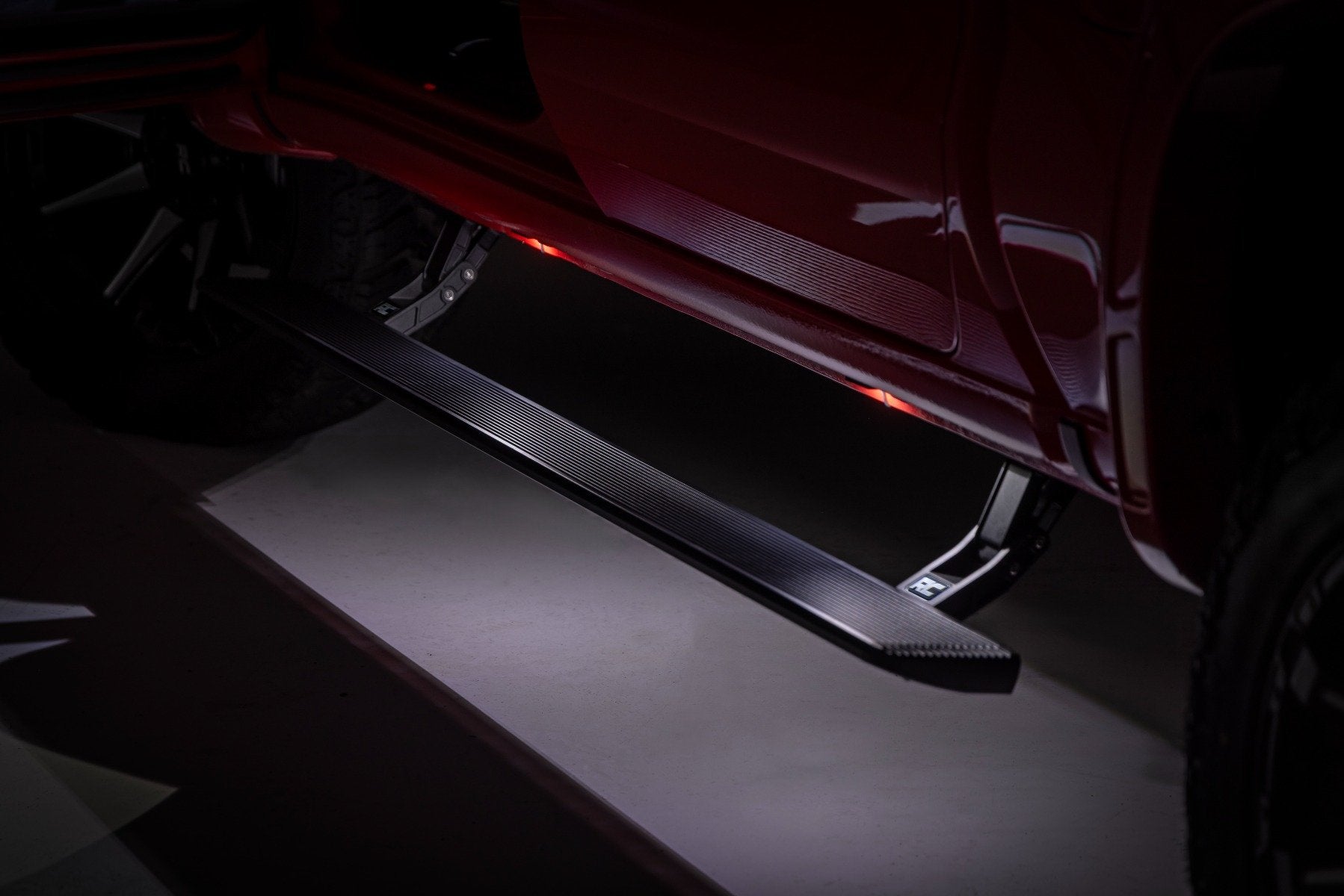 Rough Country Pwr Running Boards HT-Series CrewCab Chevy/GMC Pickups 19-26 ESR51920