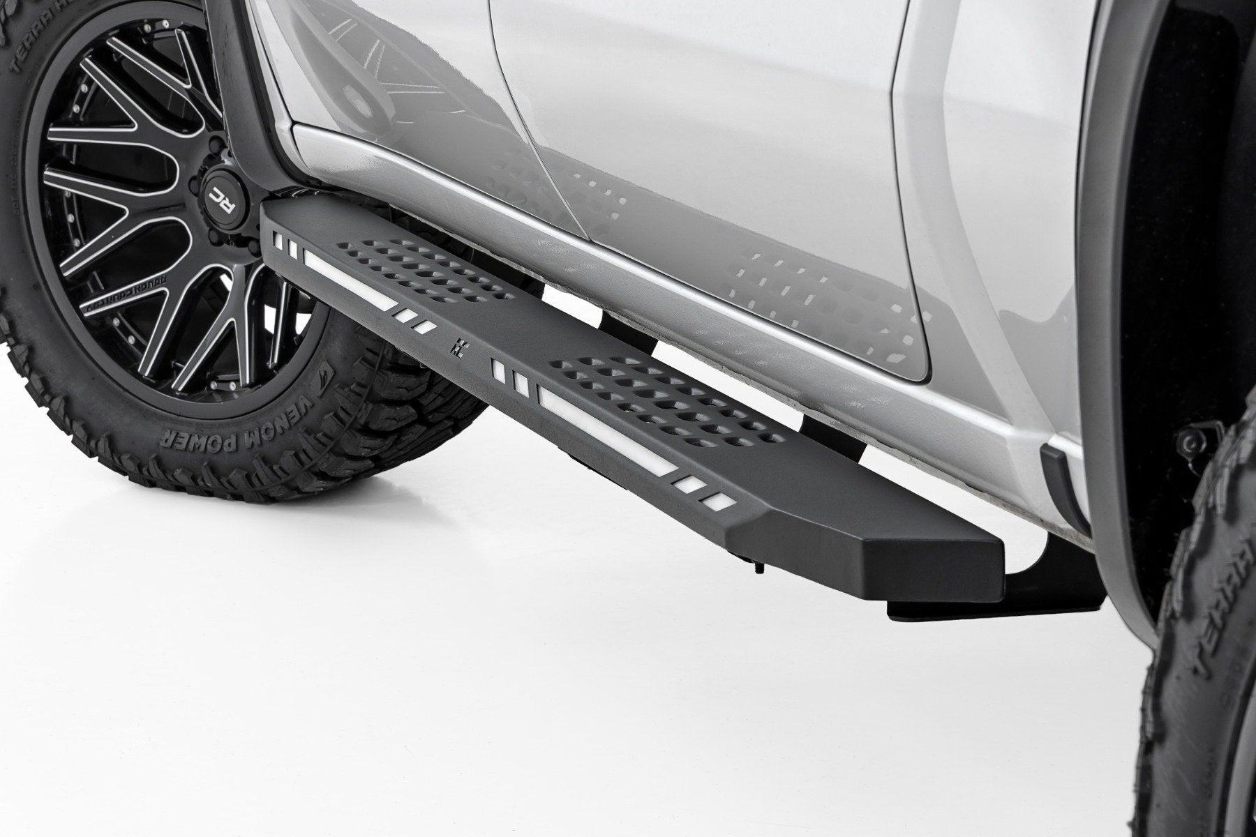 Rough Country AC2 Running Boards Amb/Wht Crew Cab Chevy/GMC 1500/2500/3500 19-26 57007