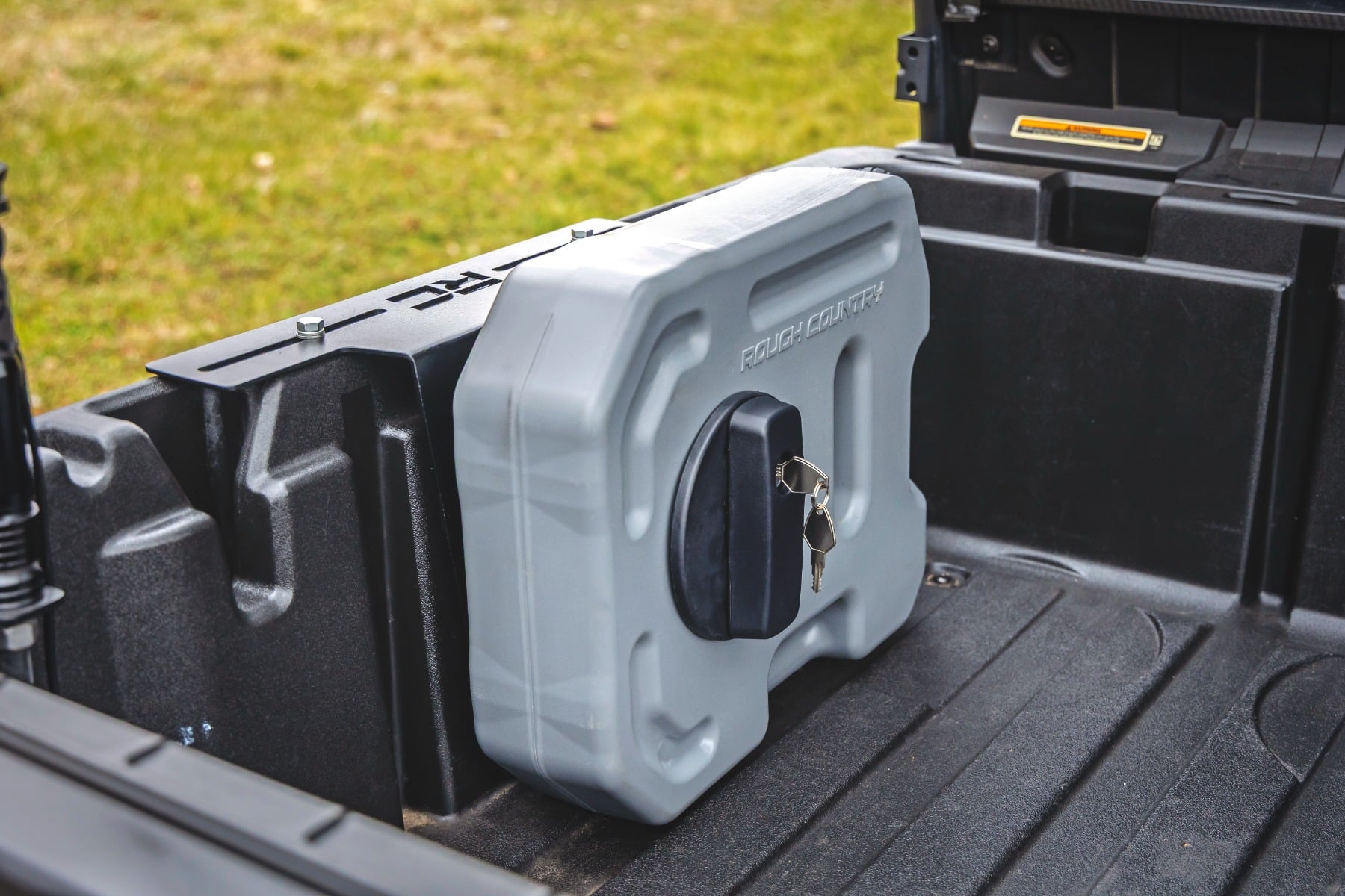 Rough Country 10L Fluid Container Bed Side Mount | Polaris/Can-Am/CFMOTO 99090