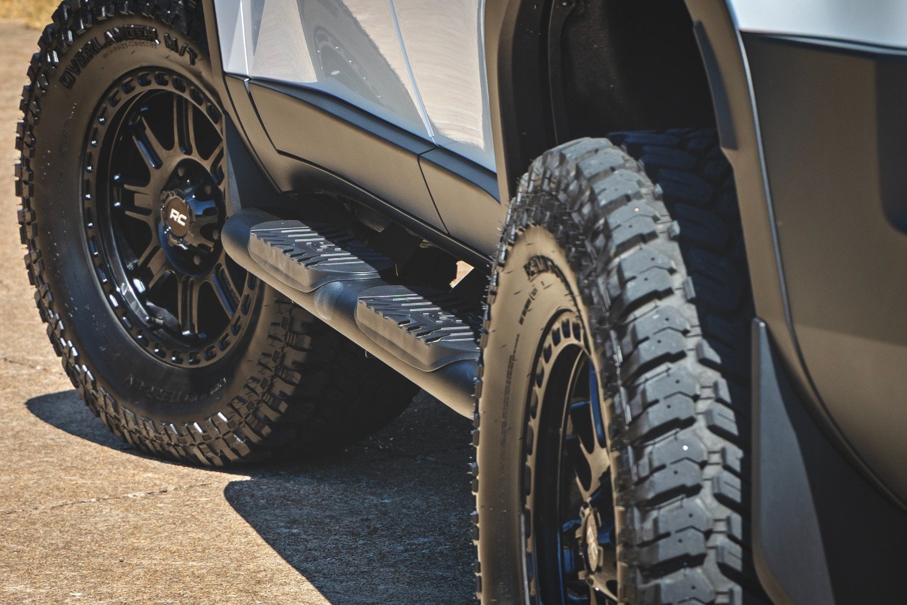 Rough Country Oval Nerf Steps | Black | for Toyota Land Cruiser 4WD (2024-2025)