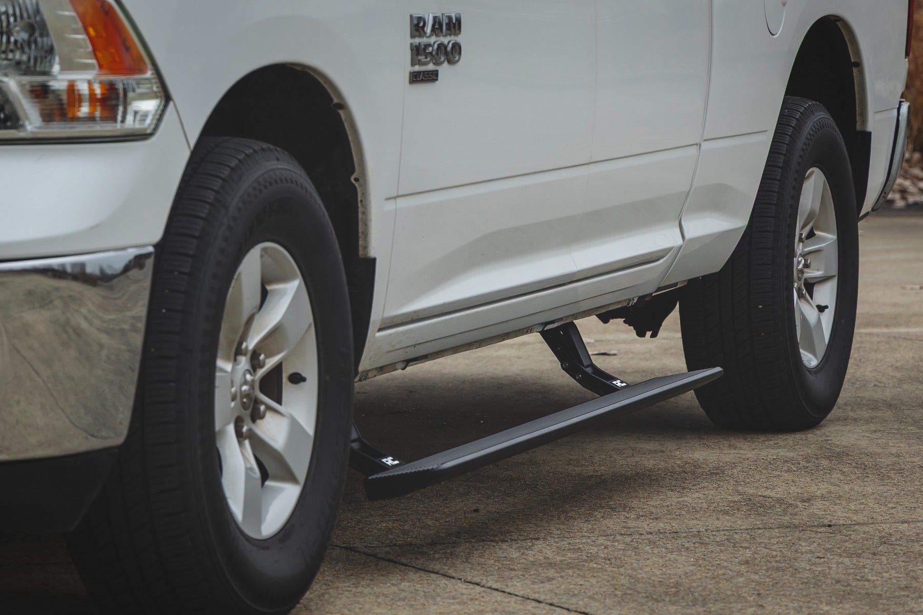 Rough Country Power Running Boards HT-Series Quad Cab for Ram 1500 09-18 ESR050210