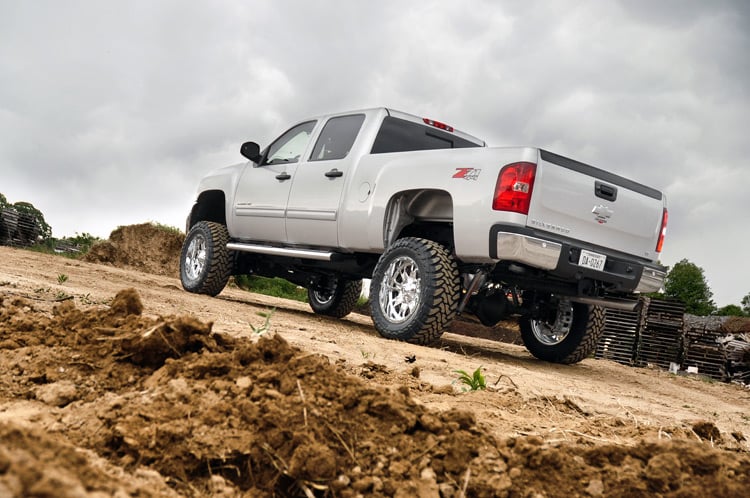 Rough Country 7.5in GM NTD Suspension Lift Kit / V2 11-19 2500HD/3500HD 25370