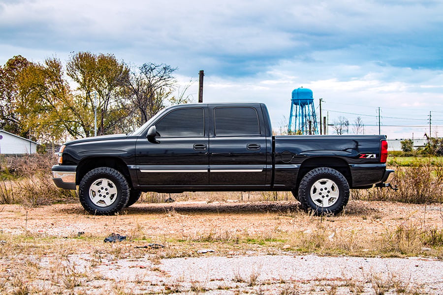Rough Country 1.5-2.5in GM Leveling Lift Kit w/ V2 Shocks 99-06 1500 PU 4WD 28370