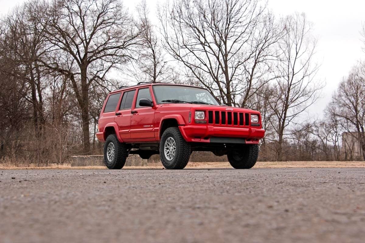 Rough Country 3in Series II Suspension Lift Kit V2 Shocks for 84-01 Cherokee XJ 630X70