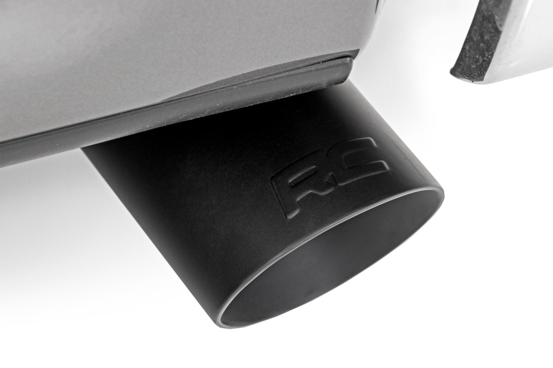 Rough Country Exhaust Tip | Black | RC Logo | 2.5-3.125" Pipe