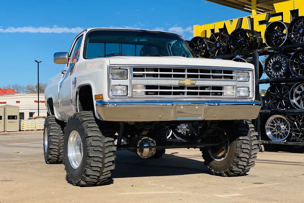 Rough Country 6in GM Suspension Lift Kit System 56in Rear Springs 21430