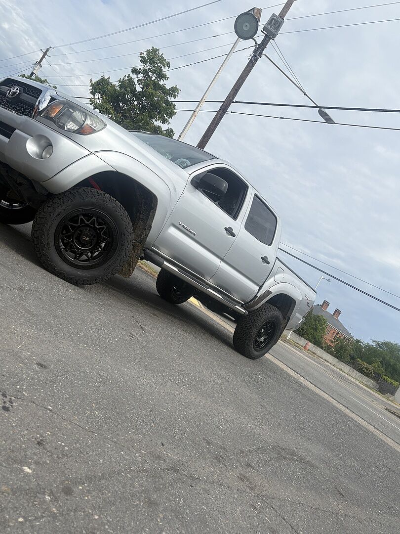 Rough Country 3.5" Lift w/N3 Struts & N3 Shocks For Toyota Tacoma 05-23 74231