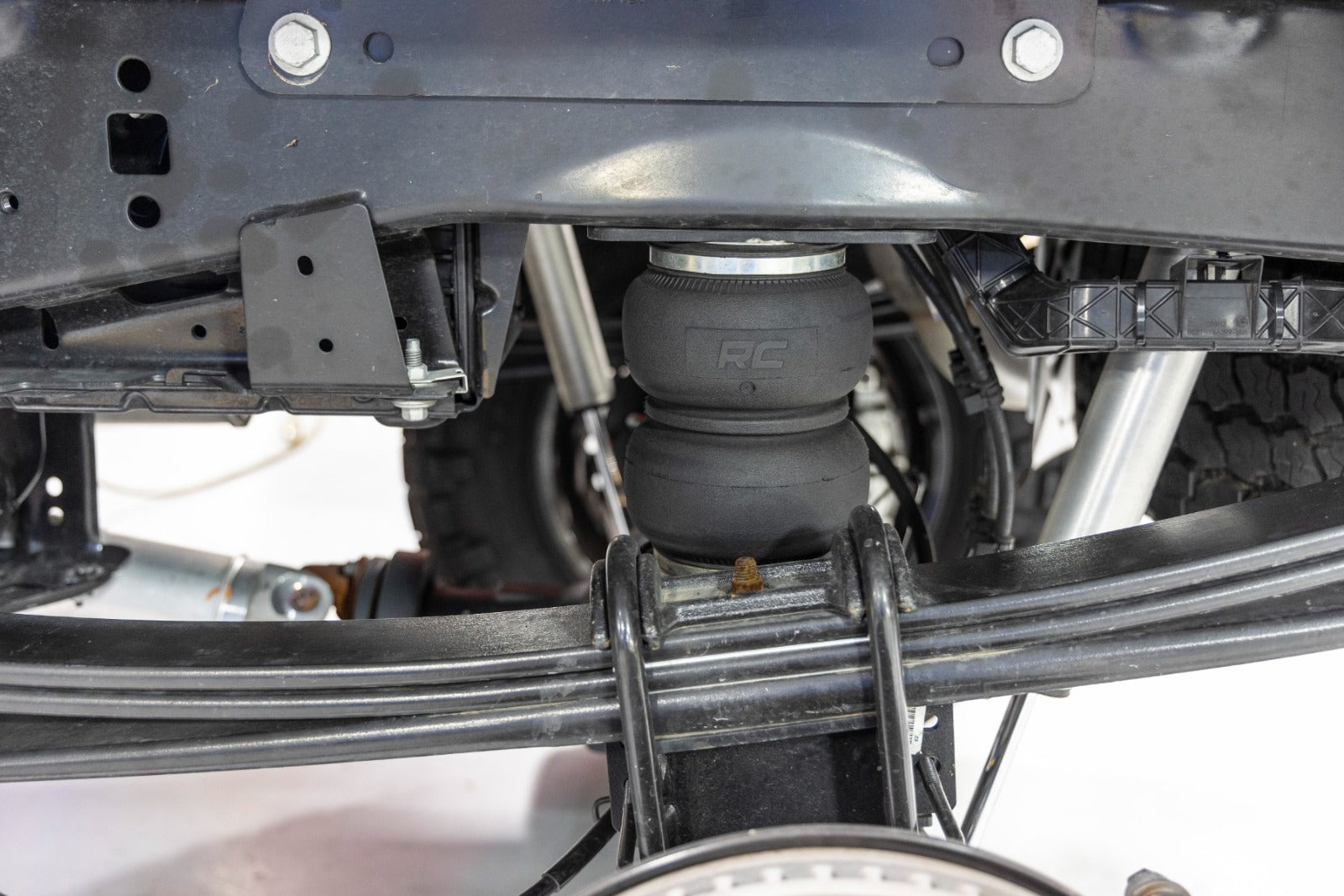 Rough Country Air Spring Kit w/Compressor | for Ford F-250/F-350 4WD 17-25