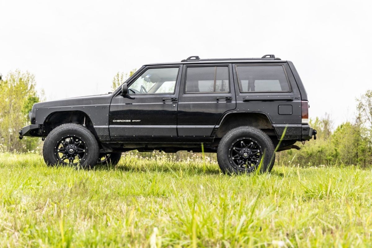 Rough Country 3" Suspension Lift Kit System for 84-01 Cherokee XJ w/V2 shocks 67070
